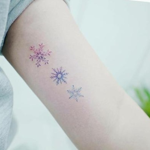 Hình xăm bông tuyết trên cánh tay bạn gái