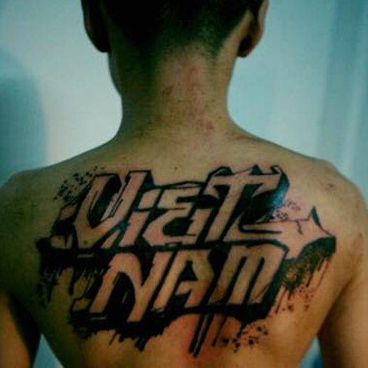 Để thể hiện tình yêu với quê hương đất nước, chàng rapper này còn xăm trên lưng hai chữ thiêng " Việt Nam".