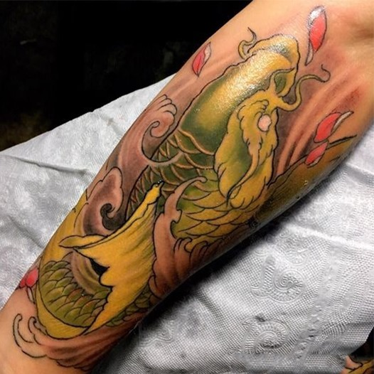 Hình xăm cá chép vàng trên cánh tay