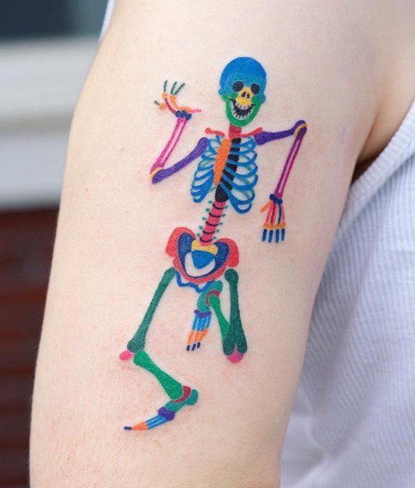 Hình xăm bộ xương nhiều màu sắc trên cánh tay
