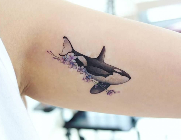 Hình xăm cá voi và hoa trên cánh tay