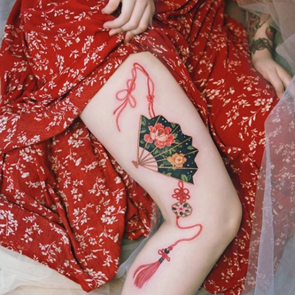 Một hình xăm chiếc quạt đầy tính nghệ thuật trên dọc từ đùi xuống bắp chân tạo điểm nhấn ấn tượng cho đôi chân bạn gái.
