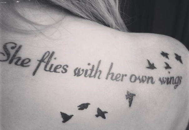 Hình xăm chữ She flies with her own wings