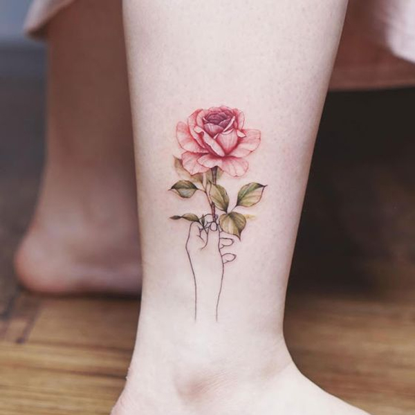 Hình xăm hoa hồng trên cổ chân