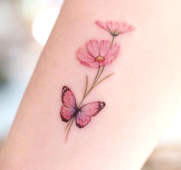 Hình xăm con bướm và hoa đẹp dịu dàng trên cánh tay
