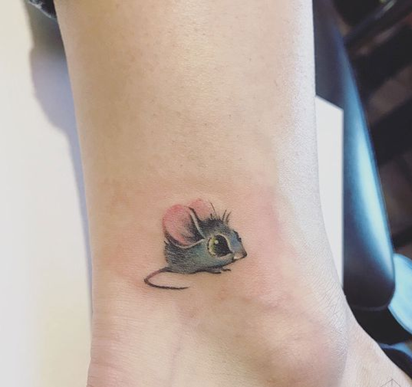 Hình xăm con chuột mini trên cổ chân
