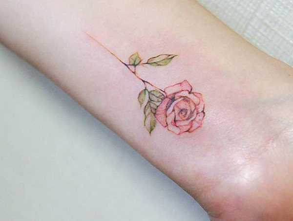 Hình xăm hoa hồng trên cổ tay