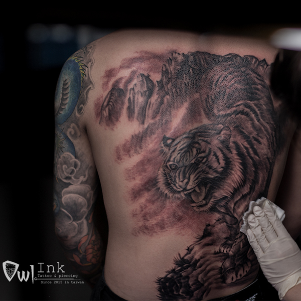 Tương truyền rằng, hổ xuống núi tượng trưng cho sự thành công và thách thức mà mọi người phải đối mặt. Hãy xem ảnh để tìm hiểu cách các nghệ sĩ xăm hình hàng đầu tại Việt Nam thể hiện hình ảnh này trên cơ thể.