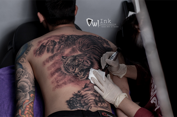 Ý nghĩa hình xăm hổ xuống núi - Owl Ink Studio - Xăm Hình Nghệ Thuật