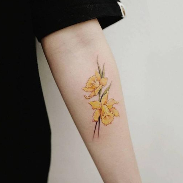 Hình xăm hoa thủy tiên trên cánh tay
