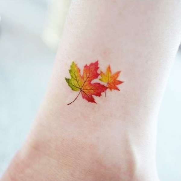 Hình xăm lá phong mang màu sắc mùa thu