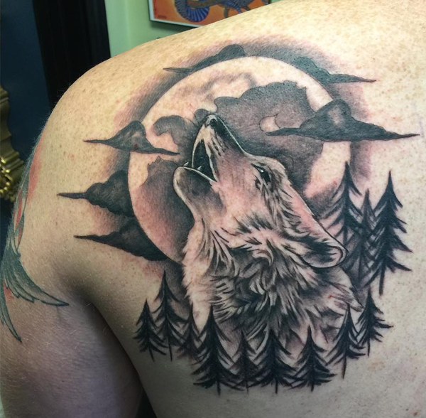 Hình xăm mặt trăng và chó sói trên lưng 