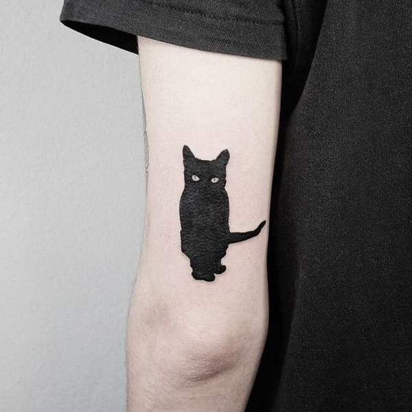 Hình xăm mèo đen huyền bí