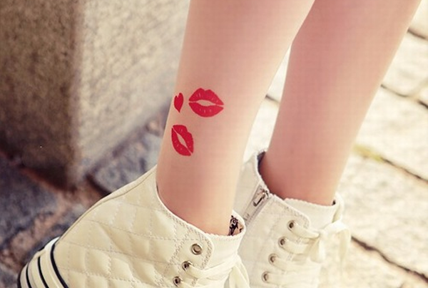 Hình xăm nụ hôn đẹp trên cổ chân