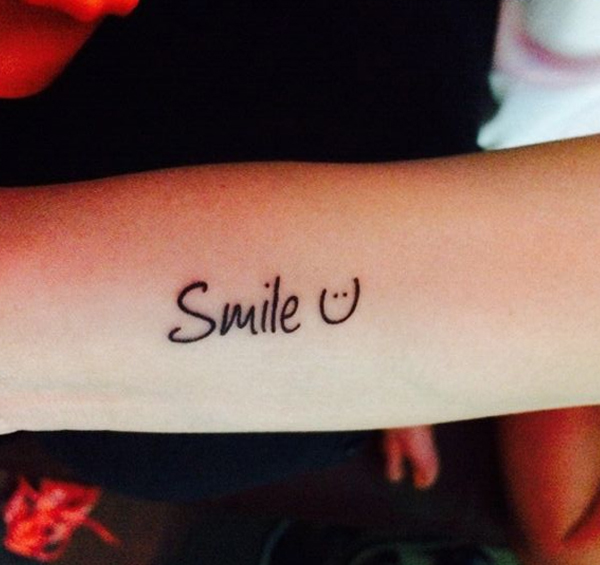 Hình xăm chữ smile xinh xắn trên cánh tay