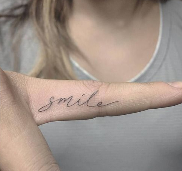 Hình xăm chữ smile đem đến niềm tin trong cuộc sống