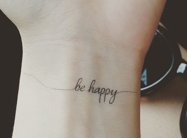 Hình xăm chữ Be happy trên cổ tay