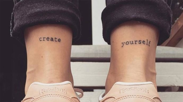 Hình xăm chữ Create yourself trên cổ chân