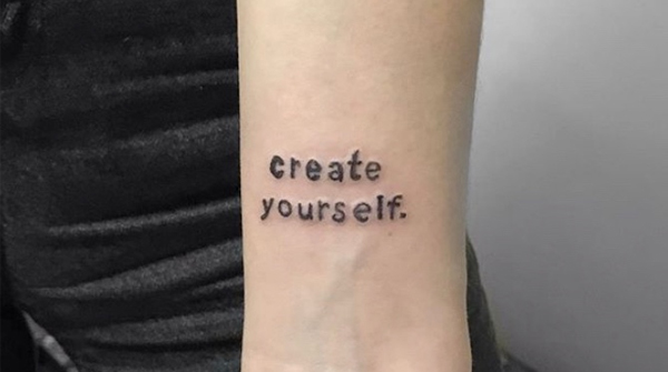 Hình xăm chữ Create yourself trên cánh tay