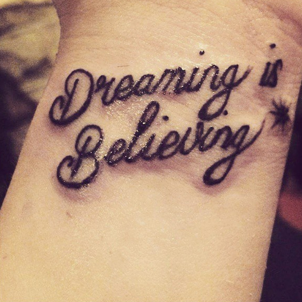 Hình xăm chữ Dreaming is Believing