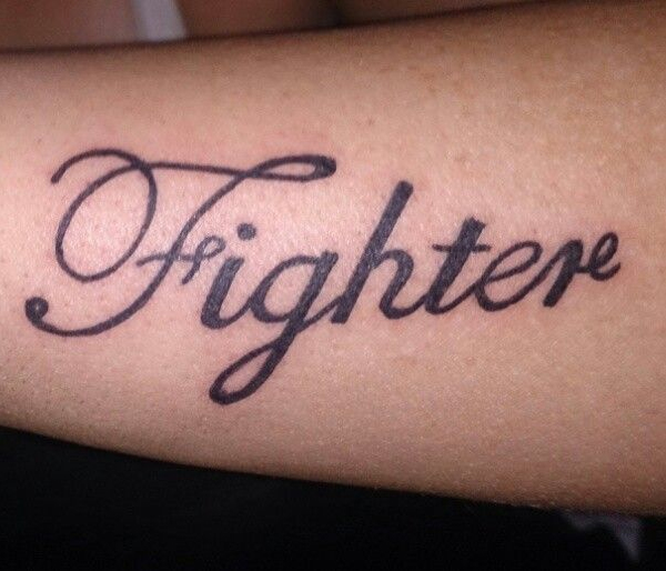 Hình xăm chữ Fighter trên cánh tay
