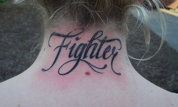 Hình xăm chữ Fighter sau gáy