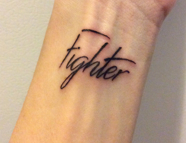 Hình xăm chữ Fighter trên cổ tay với thiết kế phóng khoáng và ấn tượng