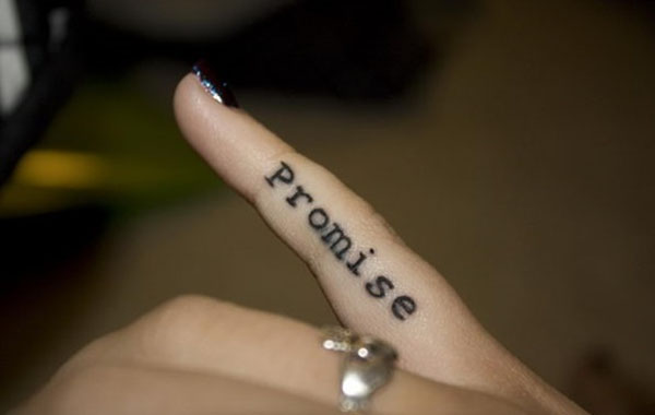 Hình xăm chữ Promise trên ngón tay
