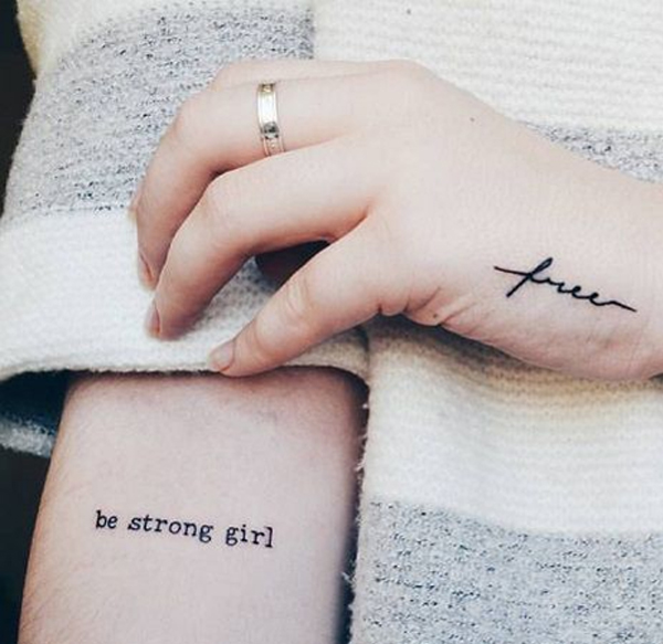 Hình xăm chữ be strong girl trên cánh tay