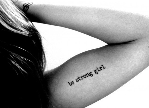 Hình xăm chữ be strong girl mang ý nghĩa hãy trở thành cô gái mạnh mẽ.