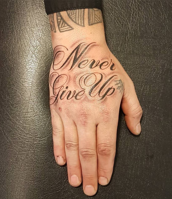Hình xăm Never give up trên bàn tay