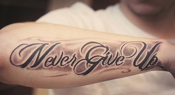 Hình xăm chữ Never give up trên cánh tay đầy ấn tượng