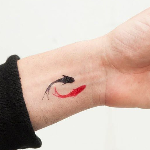 Hình xăm Song Ngư hình ảnh hai con cá đỏ đen ấn tượng trên cổ tay