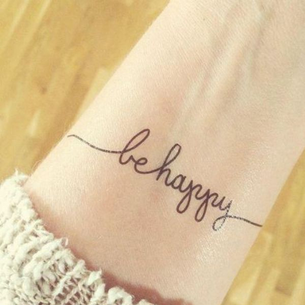 Hình xăm đẹp tối giản từ chữ be happy trên cổ tay