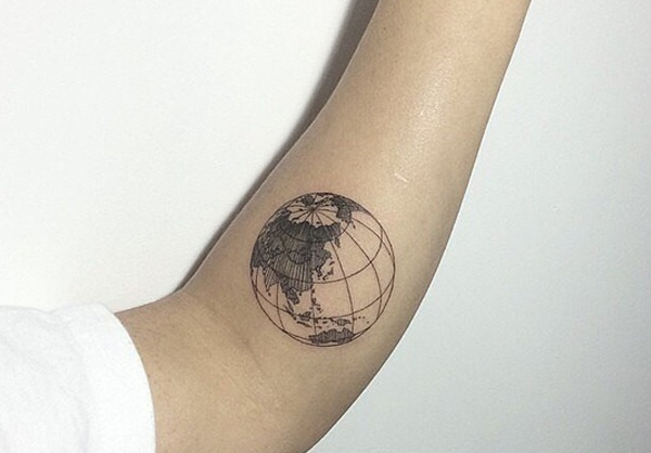 Hình xăm quả địa cầu phù hợp khi bạn lựa chọn thể hiện nó trên cánh tay.