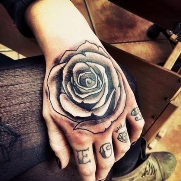 Hình xăm đẹp lấy ý tưởng từ hoa hồng trên bàn tay