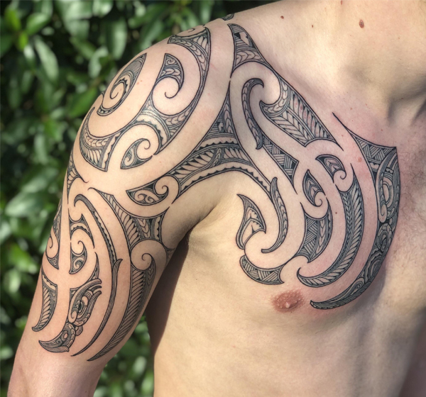 Hình xăm Maori nối ngực với cánh tay