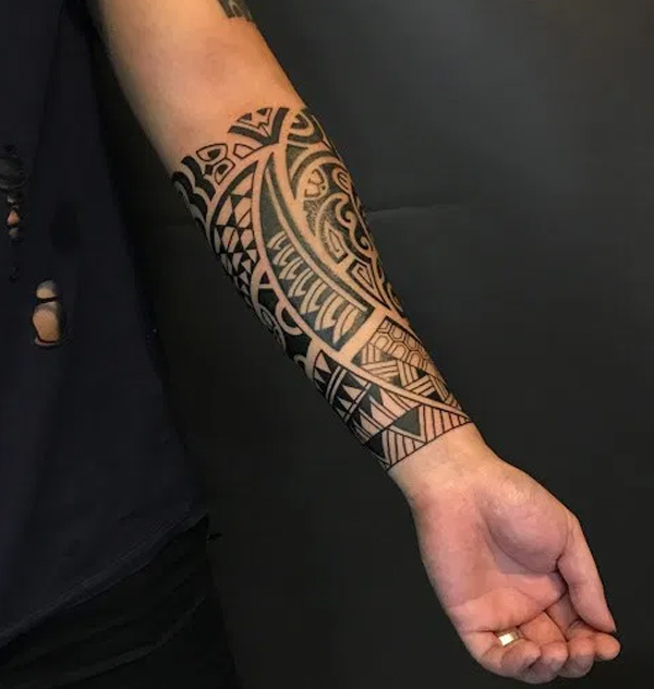 Hình xăm maori trên cánh tay 