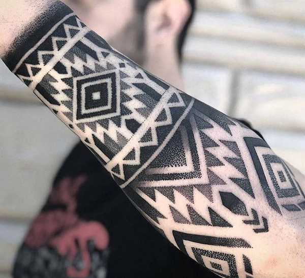 Hình xăm maori trên cánh tay đầy mạnh mẽ