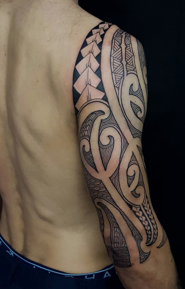 Hình xăm maori trên cánh tay đầy tinh tế và cầu kỳ trong từng chi tiết