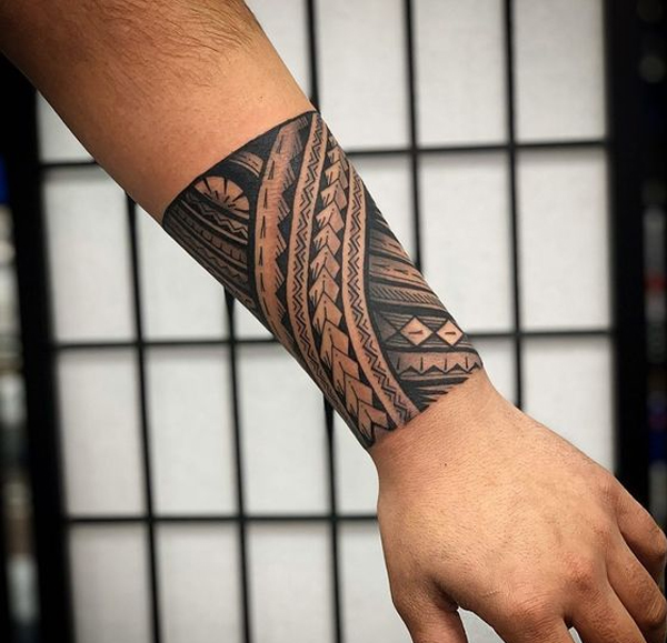 Hình xăm maori trên cánh tay tạo thêm phần thu hút