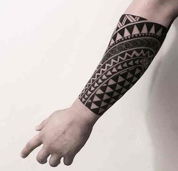 Hình xăm maori trên cánh tay thể hiện sức mạnh 