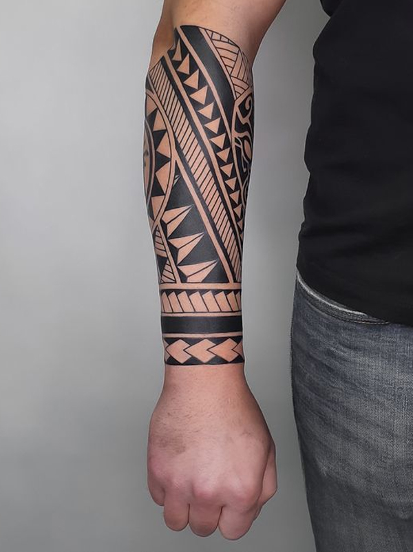 Hình xăm maori trên cánh tay giúp nam giới thể hiện rõ nét phong cách cá nhân