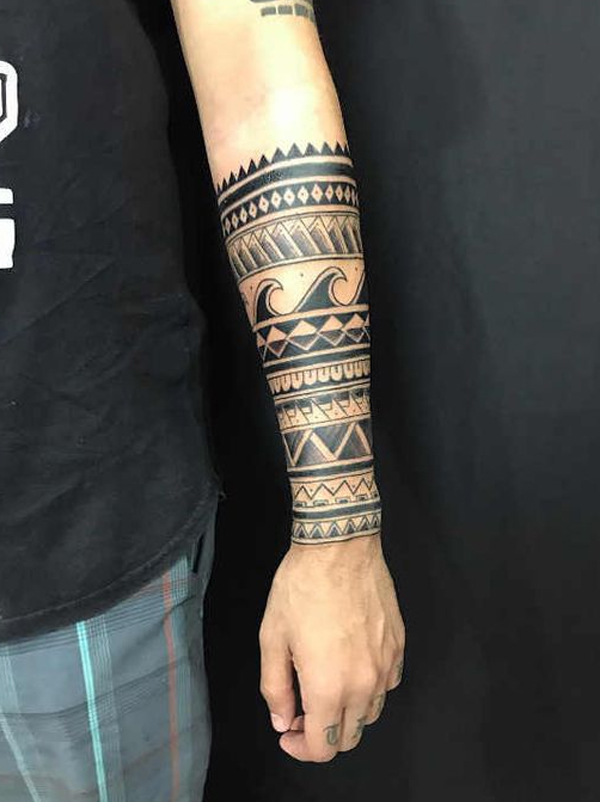Hình xăm maori trên cánh tay nêu bật khí chất đàn ông 