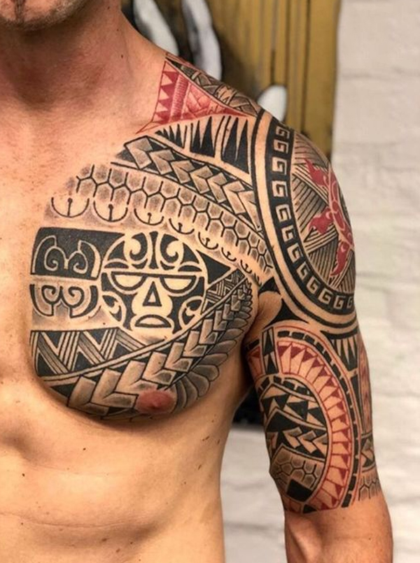 Hình xăm Maori nối ngực với cánh tay thể hiện rõ nét bản lĩnh