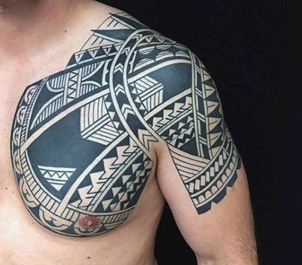 Hình xăm Maori nối ngực với cánh tay tựa như sự kết nối sâu sắc với tâm hồn người sở hữu nó