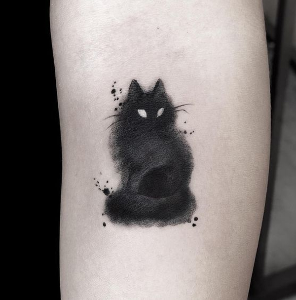 Hình xăm mèo đen ấn tượng trên cánh tay