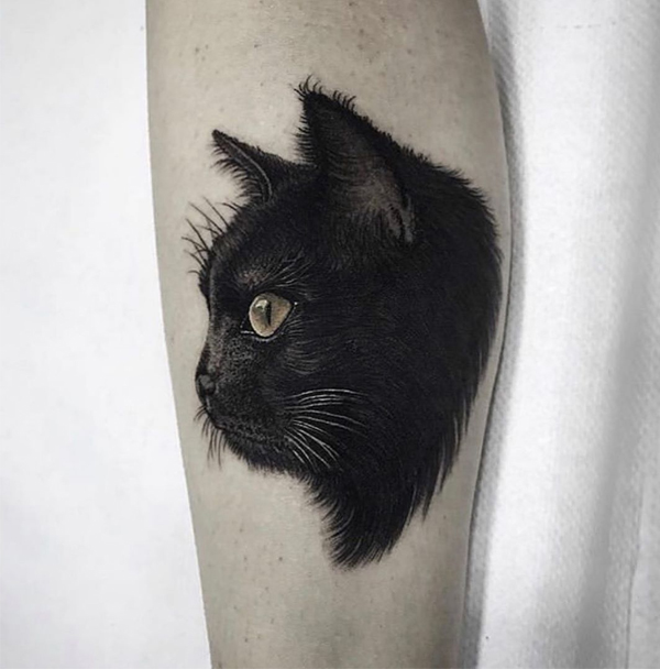 Hình xăm mèo đen được khắc họa đầy chân thực 