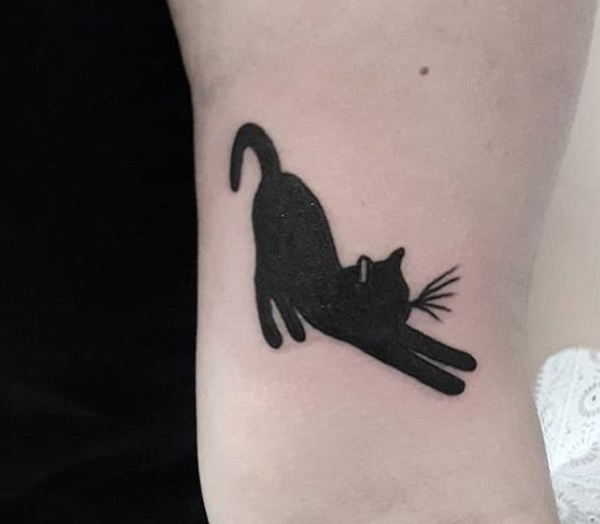 Hình xăm mèo đen tượng trưng cho sự may mắn