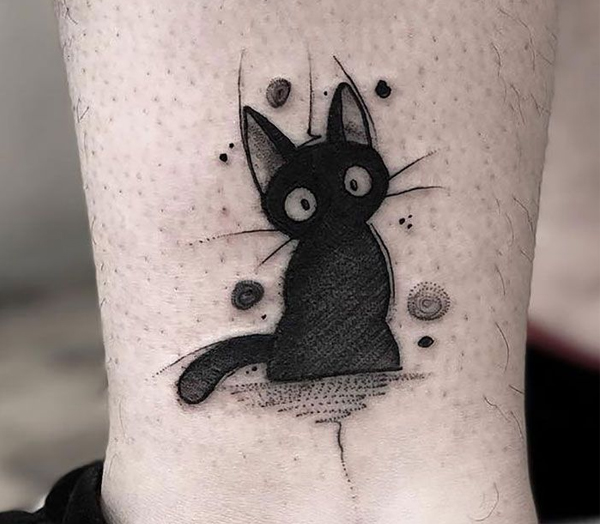 Hình xăm mèo đen dễ thương trên cổ chân
